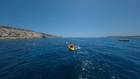 Antenne-Von-Zwei-Personen,-Die-Im-Meer-Kajak-Fahren-1