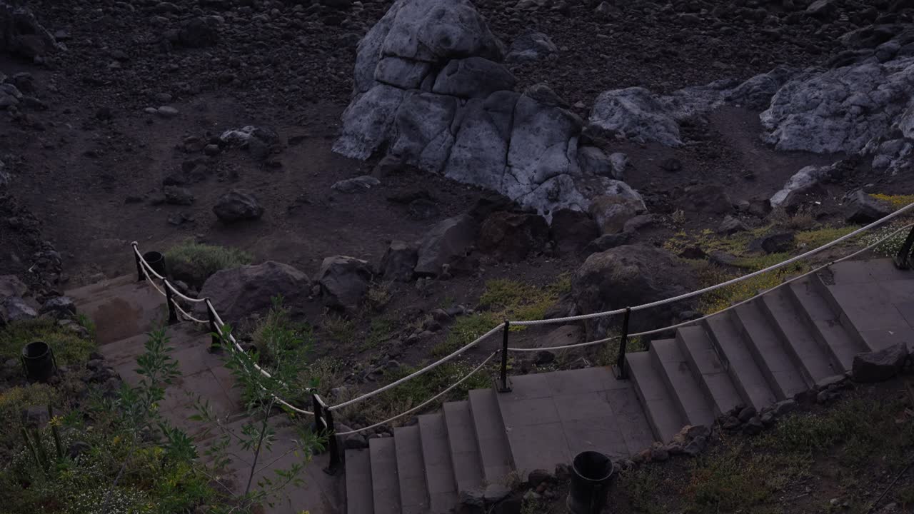 пляжная лестница, сфотографированная из движения к берегу во время захода солнца, ручная, наклоненная вверх