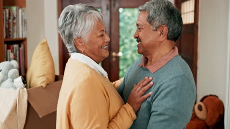 feliz, pareja de mayores y bailando en casa