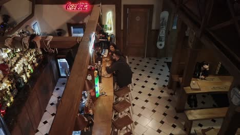 interior acogedor del bar con clientes