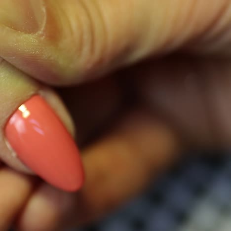 proceso de manicura en un salón de belleza
