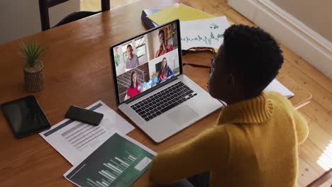 Mujer-Afroamericana-Usando-Una-Computadora-Portátil-En-Videollamada-Con-Colegas-Que-Trabajan-Desde-Casa