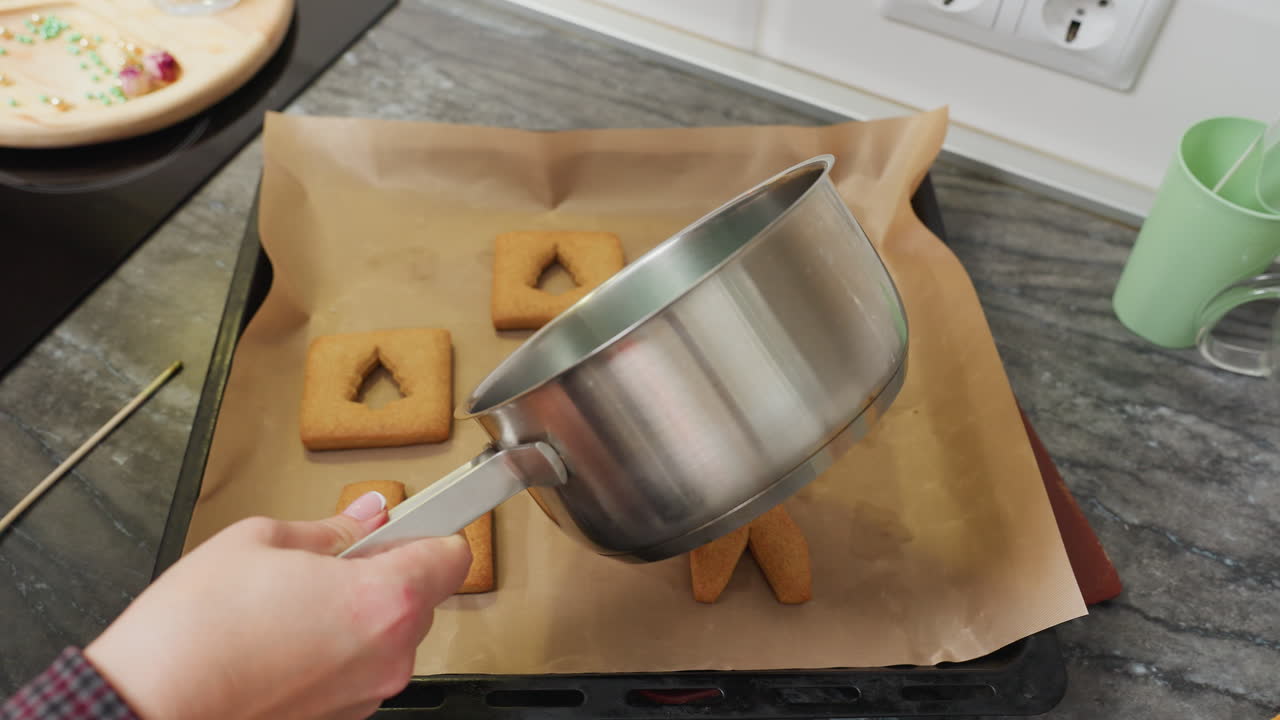 녹색 액체로 비를 들고, 쿠키에 부어 놓을 때, 나무 트레이에 항아리에 구슬을 특징으로하는 배경, 현대 부에서 베이킹 상품을 위해 장식을 준비합니다.