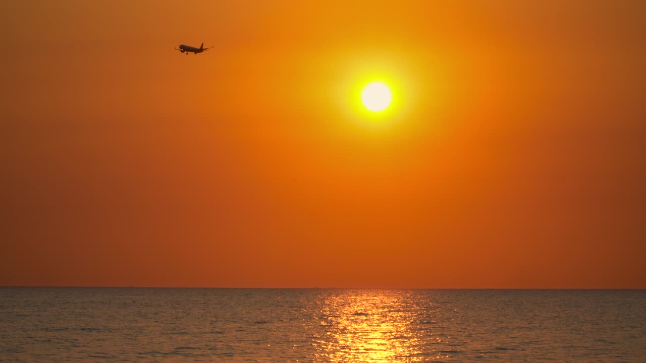 시네마그래프 - 황금빛 하늘을 배경으로 해가 지는 동안 비행하는 제트