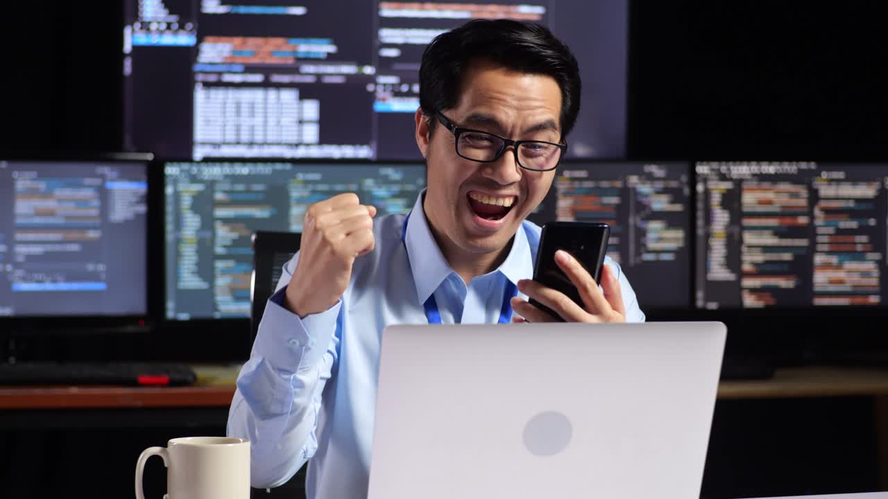 programador emocionado celebrando el éxito