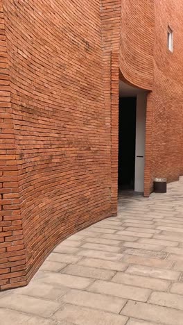 la cámara se mueve a través de un complejo laberinto de ladrillos