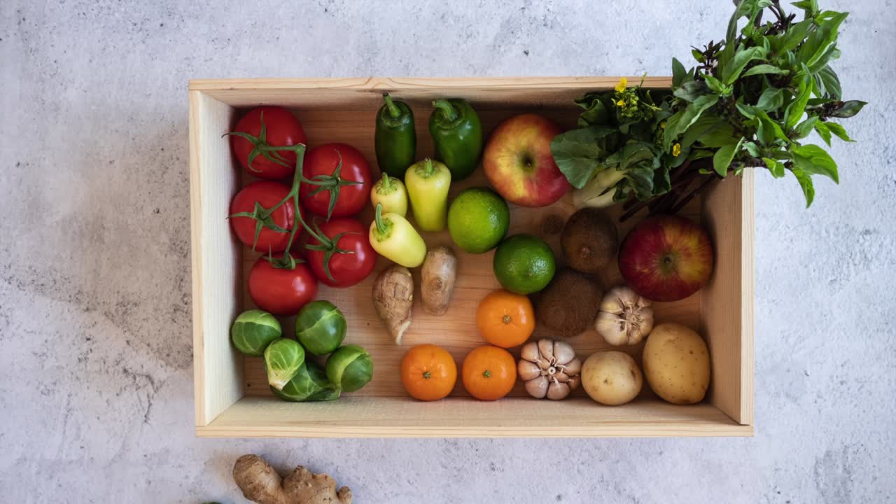 la recolección de productos veganos de comestibles en la bolsa reutilizable con la interfaz de pantalla verde del teléfono móvil en el diseño de colocación plana. compras en línea de verduras frescas y comercio electrónico. video de movimiento de parada