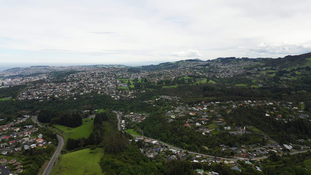 vista aérea de los suburbios de la ciudad de dunedin en la isla sur, nueva zelanda
