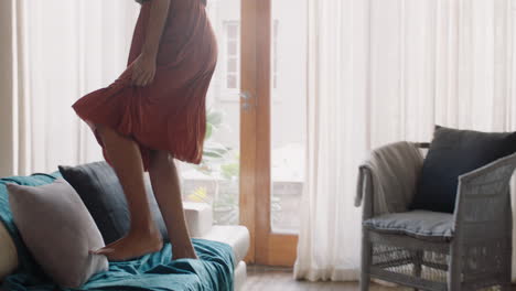 mujer joven feliz bailando en casa divirtiéndose celebrando las vacaciones de verano disfrutando de un baile juguetón para celebrar un estilo de vida exitoso