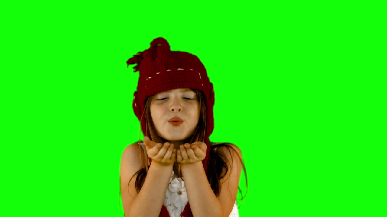 Bambina che soffia al rallentatore