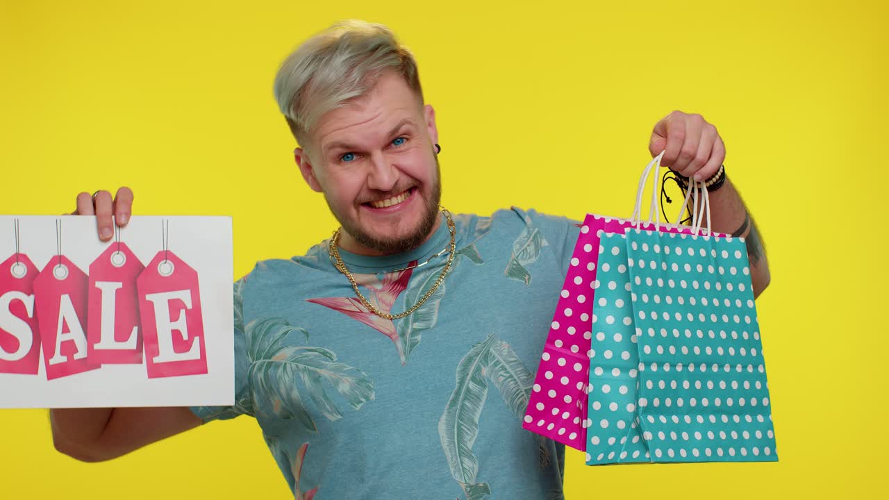 행복한 성인 남자가 판매 문장 배너 텍스트, 광고 할인 낮은 휴가 가격을 보여줍니다.