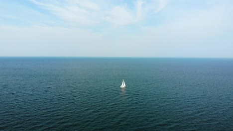 Ein-Einsames-Segelboot,-Das-über-Das-Meer-Fährt