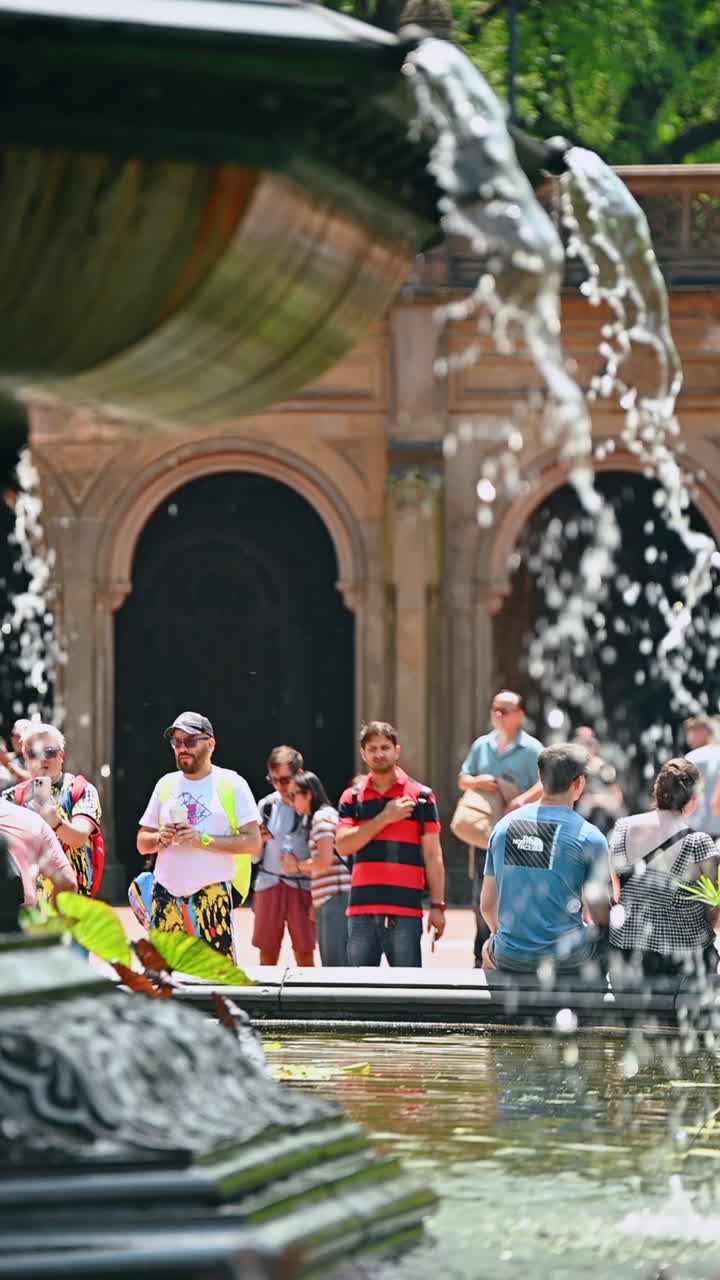 New York, USA, 1 agosto 2025: Fontana Bethesda con turisti. Visitatori che si godono la famosa Fontana Bethesda a Central Park, New York