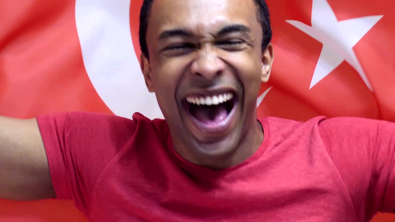 un fanático turco celebra sosteniendo la bandera de turquía en cámara lenta