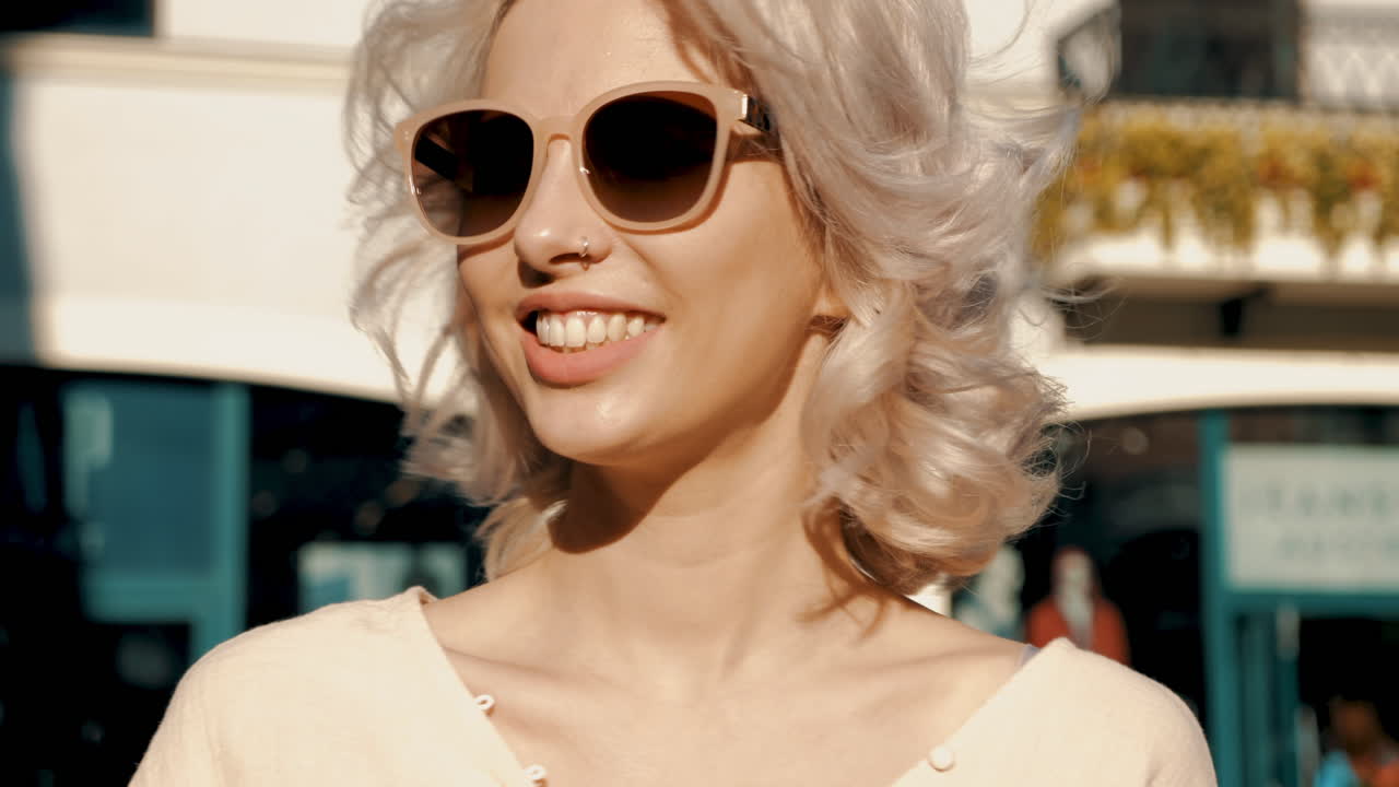 야외에서 선글라스를 입은 행복한 여성