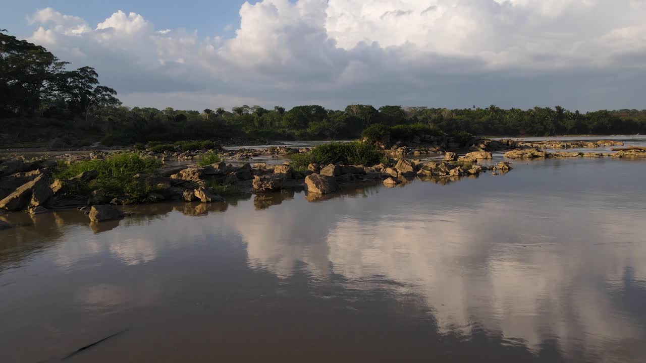 botes largos en la orilla del río de la selva, vista aérea sobre la selva tropical al atardecer
