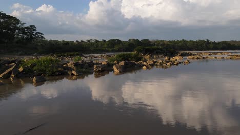 lunghe barche sulla riva del fiume giungla, veduta aerea sulla foresta pluviale al tramonto