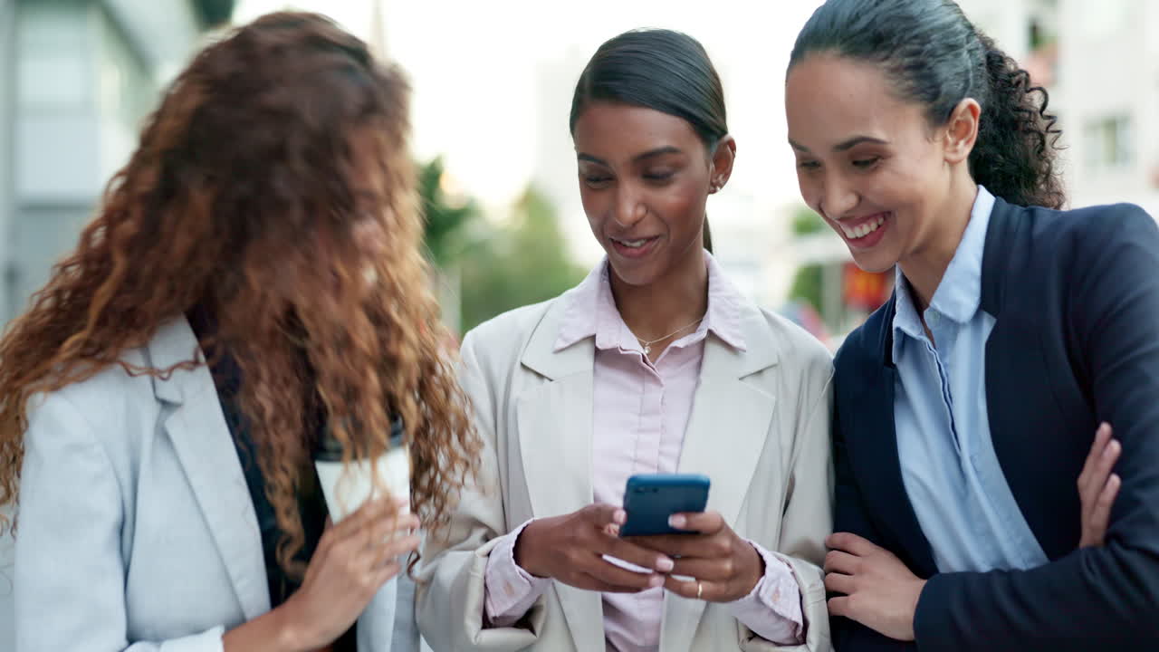 mujer de negocios feliz, teléfono