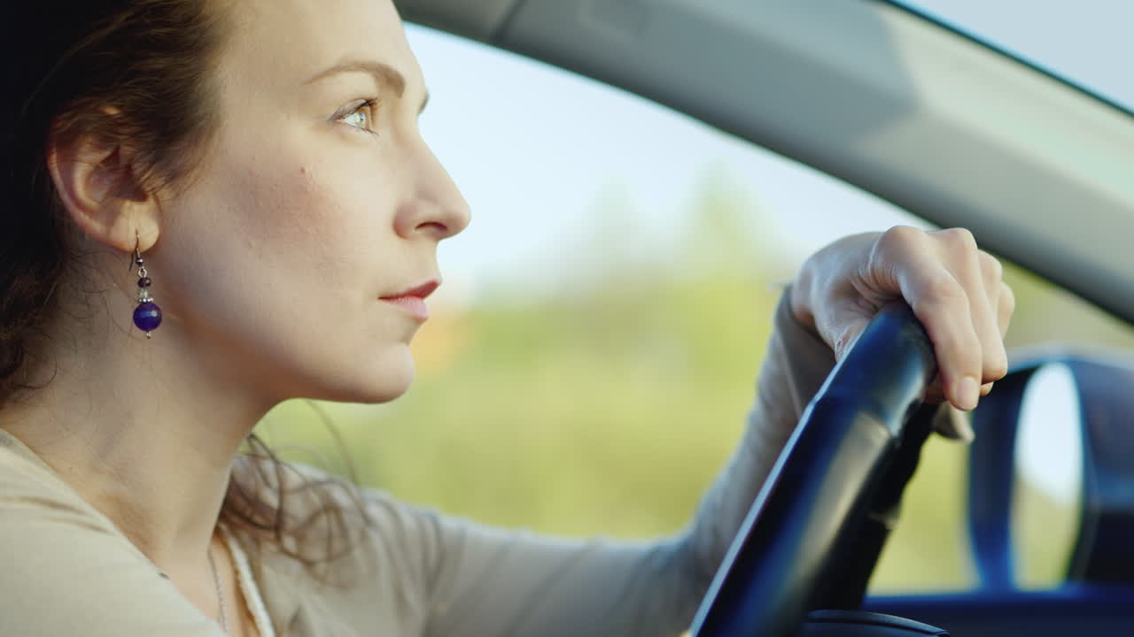 자동차 3에서 우는 백인 여자의 초상화