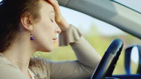 Porträt-Einer-Kaukasischen-Frau,-Die-Im-Auto-Weint-3