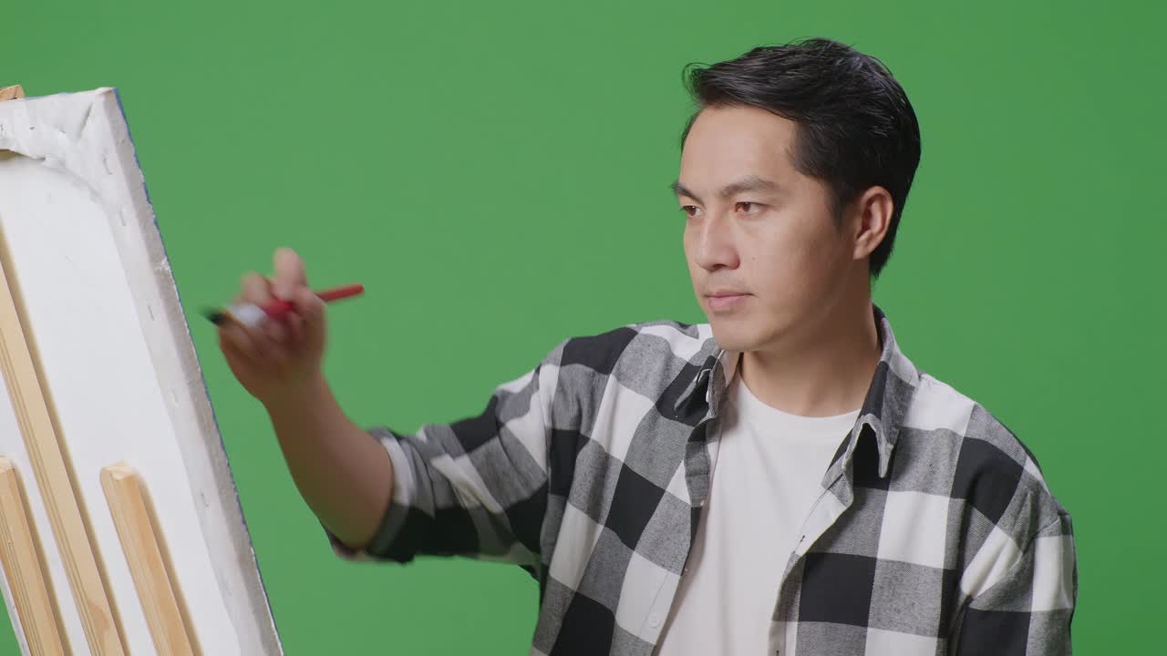 그림에 집중하는 예술가