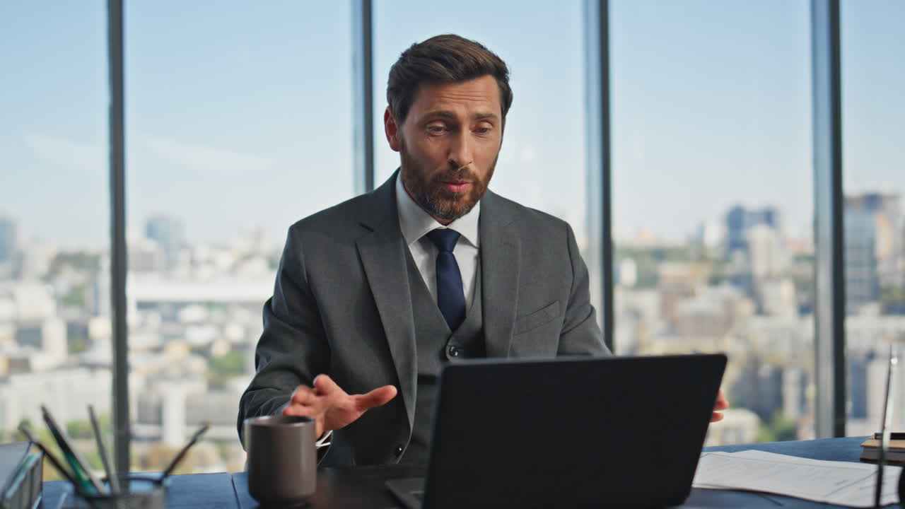 ceo de mediana edad llamando a la web en cityscape. gerente de ventas confiado hablando video