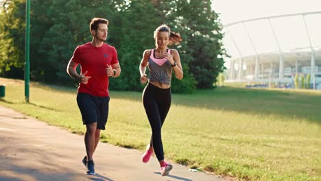 Pareja-De-Jogging-En-El-Parque,-Katowice,-Polonia