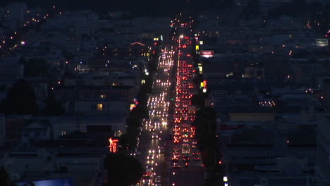 Vista-De-Aves-Del-Tráfico-Que-Se-Mueve-En-Una-Gran-Ciudad-Por-La-Noche