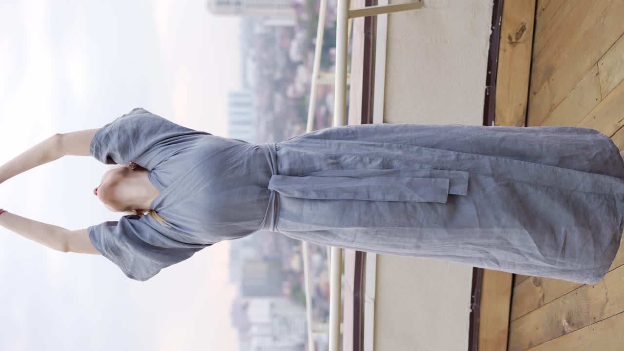 테라스에서 로브를 입은 우아한 금발 여성들이 나마스테 제스처를 하고 있습니다.