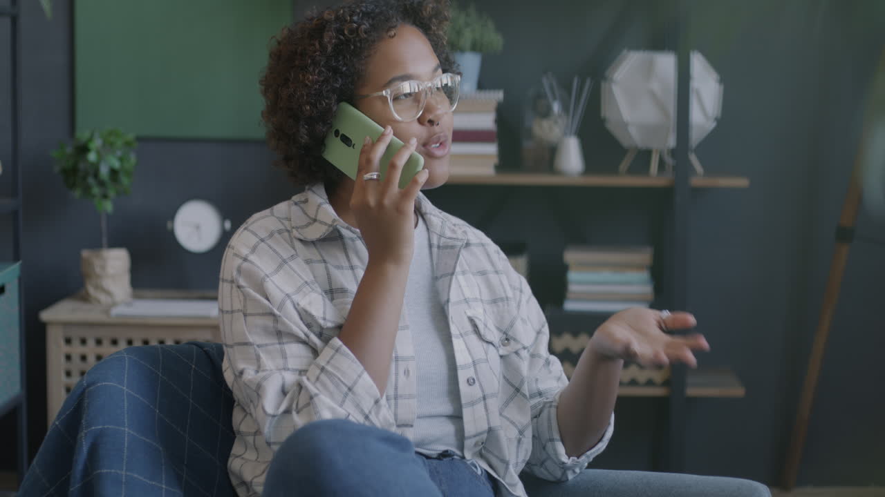 mujer hablando por teléfono en casa