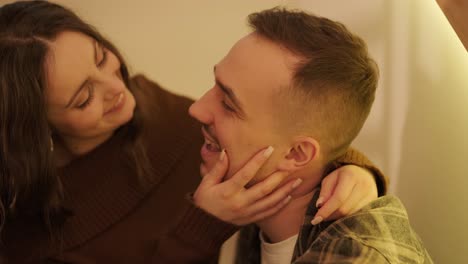 una pareja enamorada está pasando tiempo en casa.