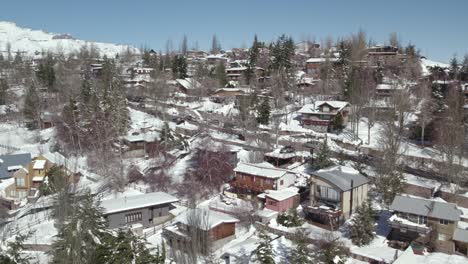 Überflug-Einer-Malerischen-Bergstadt,-Schneebedeckte-Holz--Und-Steinhäuser,-Farellones