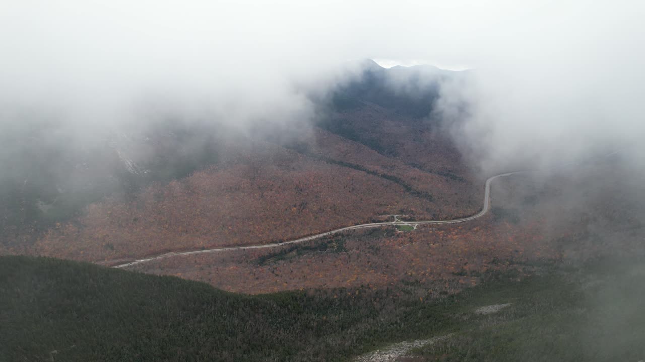 습한 가을날 미국 시골 협곡의 구름과 산악 도로 위를 날다