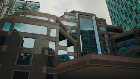 edificio de oficinas moderno en la ciudad