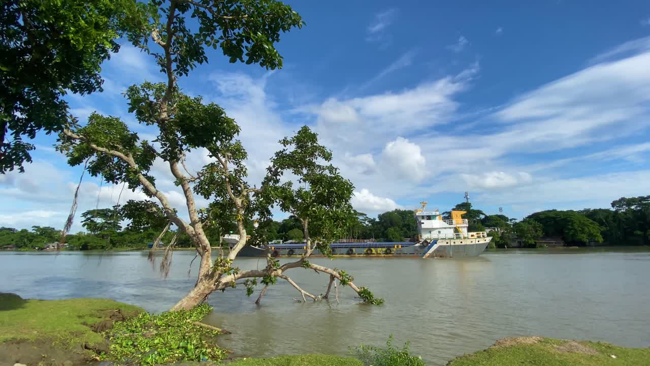 buque de carga que pasa por un canal en el campo rural