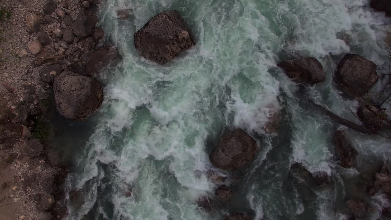 vista aérea de un río de montaña