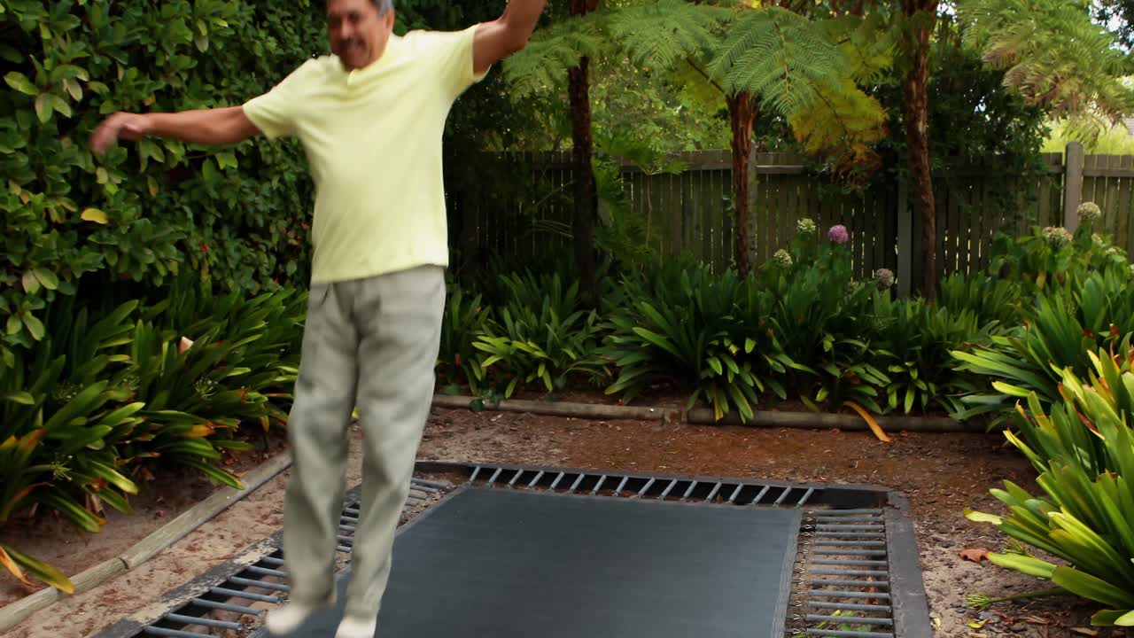 hombre saltando arriba y abajo en un trampolín saltador 4k