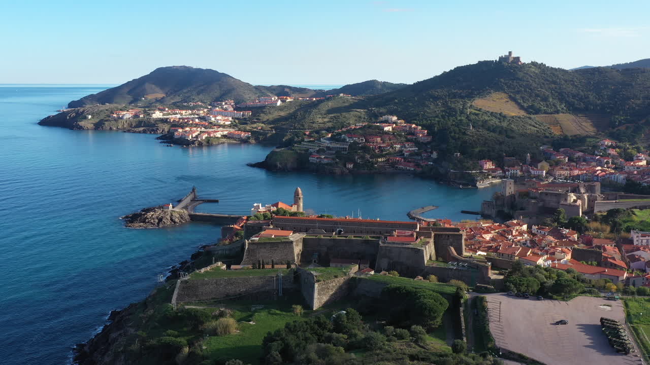 Vista aerea della baia a Collioure, Francia, giornata di sole, fortezza, chiesa e castello.