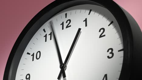 el reloj en la pared de rosa rosado en el lapso de tiempo