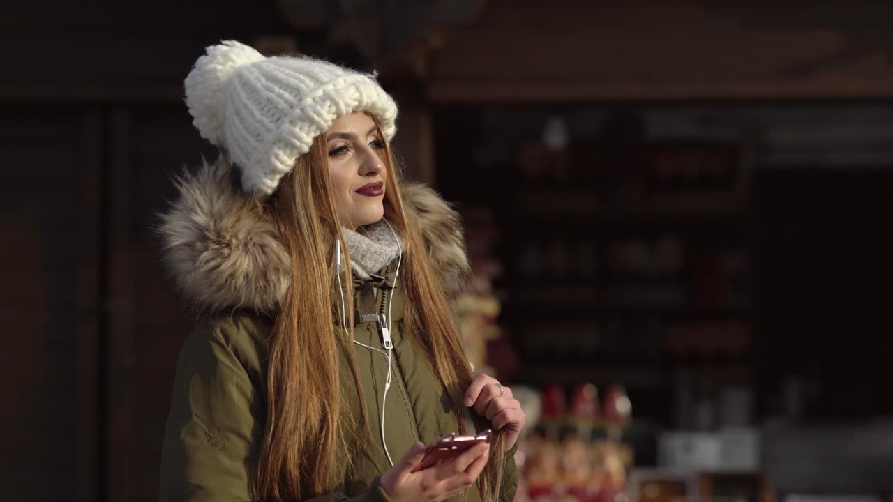 귀여운 소녀가 거리에서 누군가를 기다리고 있습니다.