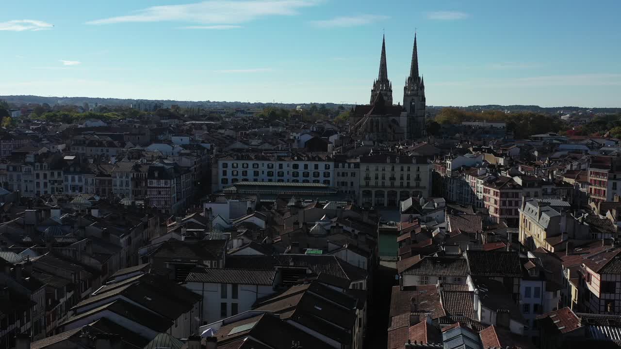 paisaje urbano de bayona con silueta de catedral, francia