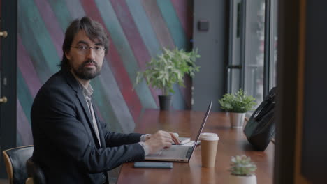 hombre de negocios trabajando en un café