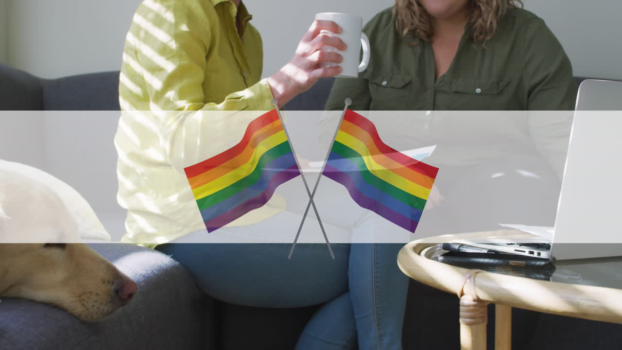 animación de banderas arco iris sobre la sección media de una pareja de lesbianas bebiendo café