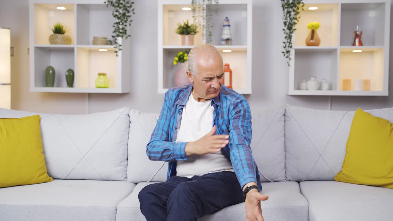 el viejo se siente desagradable y feo.