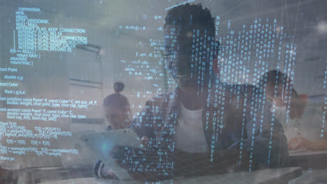 animación del procesamiento de datos financieros sobre diversas personas que utilizan tableta.