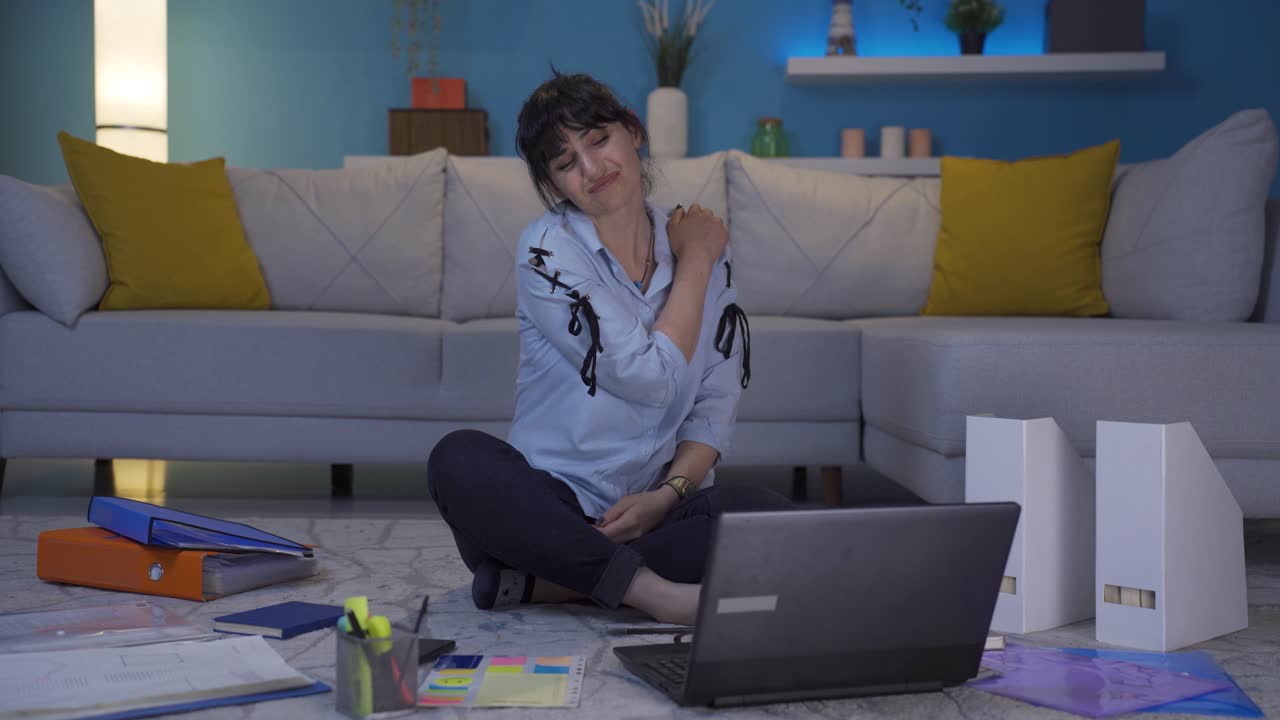 Donna che lavora da casa ha dolore alla spalla
