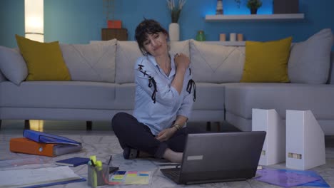 una trabajadora de oficina en casa tiene dolor de hombro.