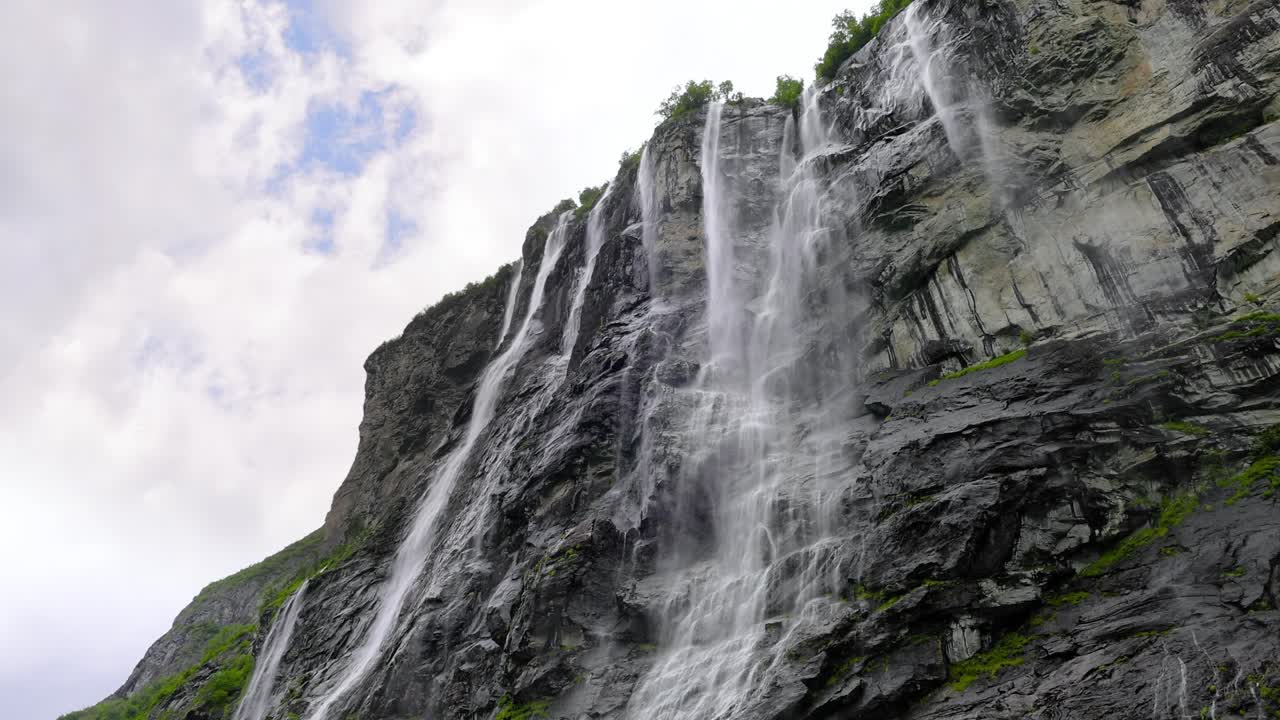 el fiordo de geiranger, la cascada de las siete hermanas, la hermosa naturaleza, el paisaje natural de noruega.