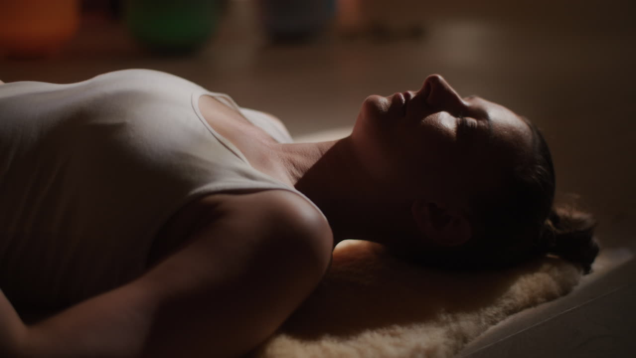 Kvinde mediterer i yogastilling