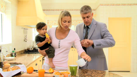 Business-man-having-rushed-breakfast-with-family-